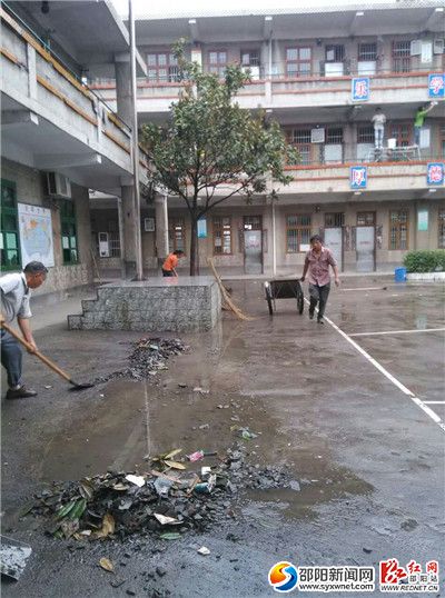 二、临近退休的刘云社老师(左)教师节在学校冒雨搞卫生。mmexport1473500890311