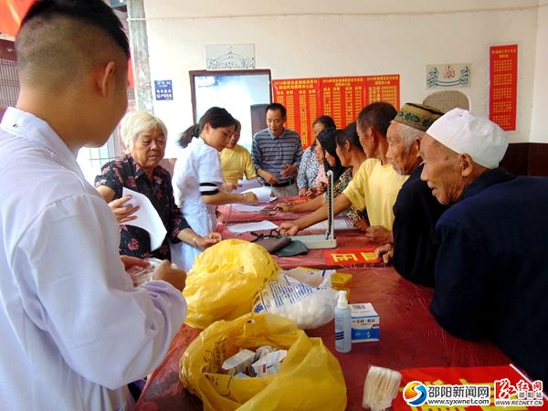 图为义诊活动现场