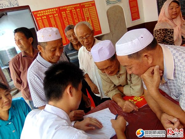 图为医务人员在为少数民族同胞进行体格检查登记