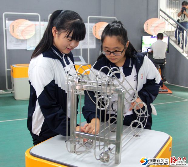 学生们正在研究仪器的原理。 拷贝