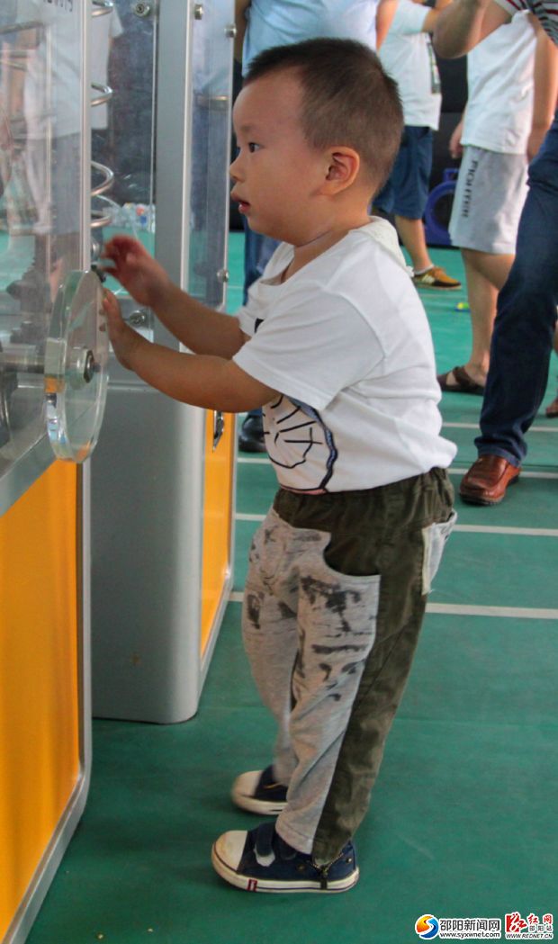 一个小孩子正在专心致志的转动转盘。 拷贝