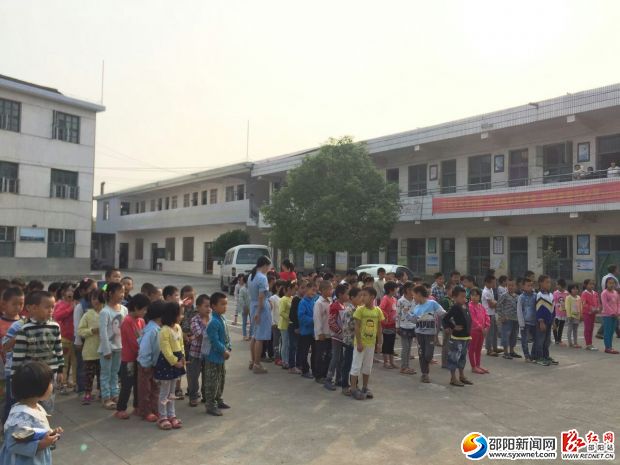 学生观看演练