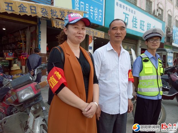 和交警一起守护交通要道