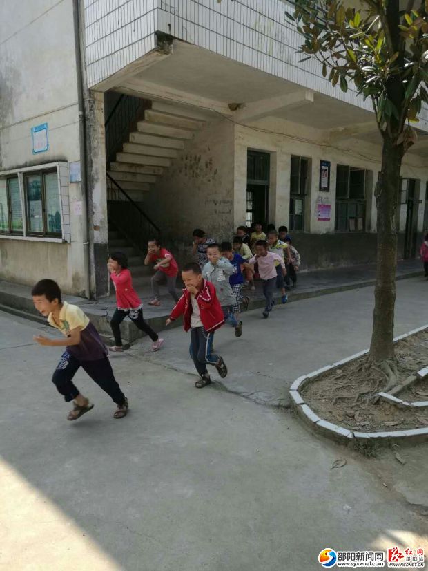 学生撤离