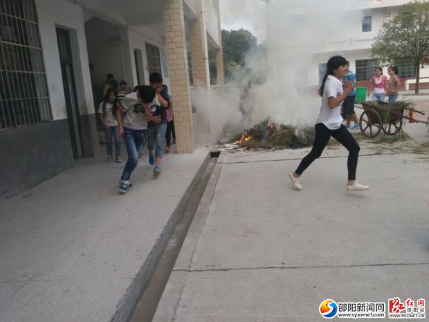 学生正在有序的疏散