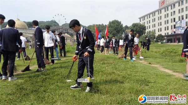 学生志愿者清扫方大公园