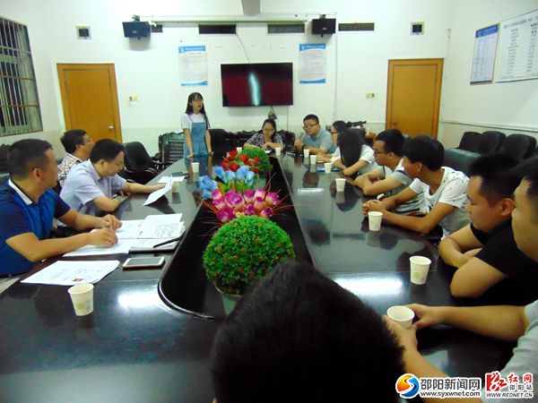 图为“三支一扶”大学毕业生在作履岗表态发言