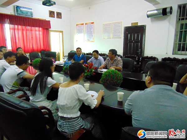 图为县人社局领导在对新招募的大学毕业生提希望.1jpg