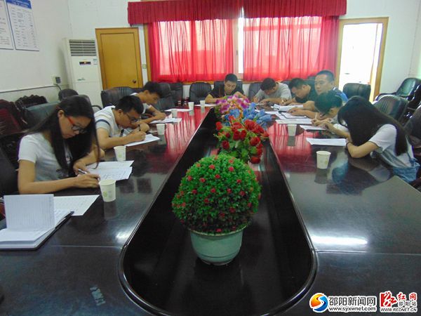 图为“三支一扶”高校毕业生在填写登记表.1jpg