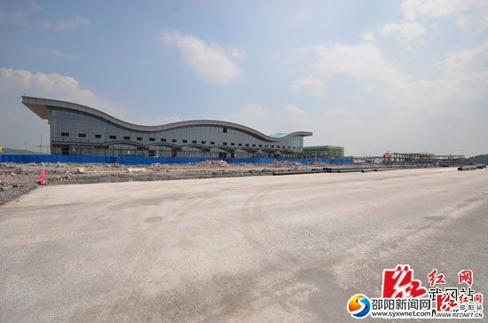 正在加紧建设的机场候机楼(摄影:周剑平 ).jpg