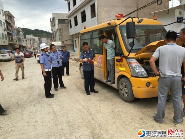 图为山界中心幼儿园校车接受检查