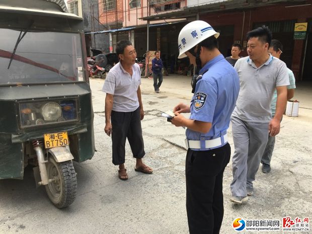 图为三轮摩托车接受检查