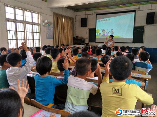 二、图二为红星小学宋千朵老师在赛课。0928_8