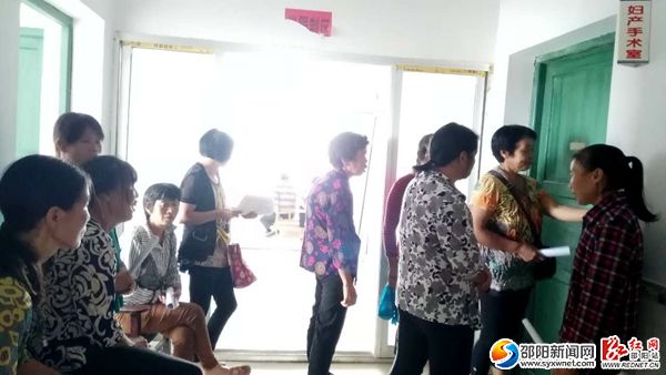 图为农村妇女在等候妇科检查
