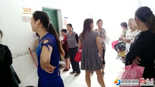 图为农村妇女在等候做B超检查
