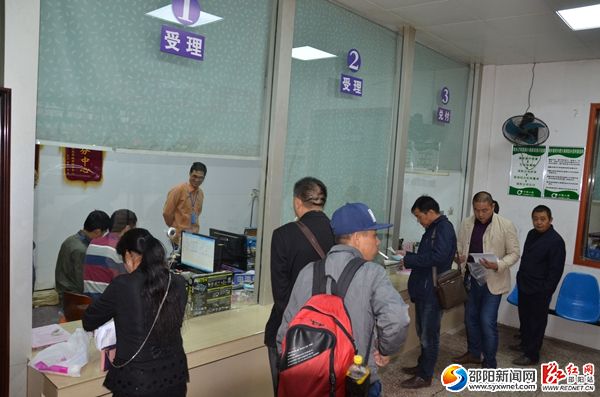 大厅群众正在办理补助手续