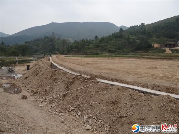 跃进村土地垦复工地一角