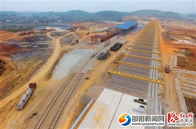 2怀邵衡铁路邵阳东货场的铺轨基地。