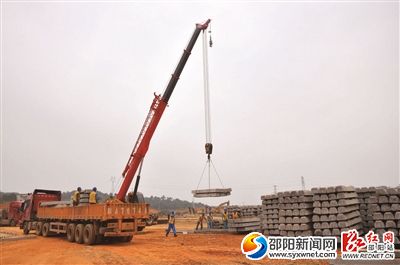 3在怀邵衡铺轨基地，施工人员忙碌着吊装轨枕。