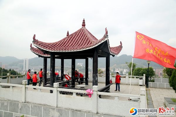 志愿者服务队到革命英雄纪念园清理有色垃圾