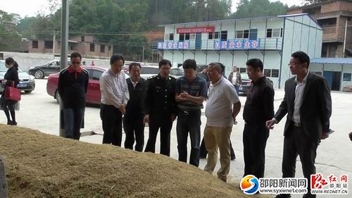 图为验收组检查高平镇伟杰大型农机专业合作社