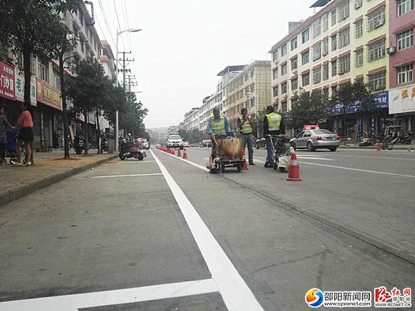 图为施工人员正在施划标线