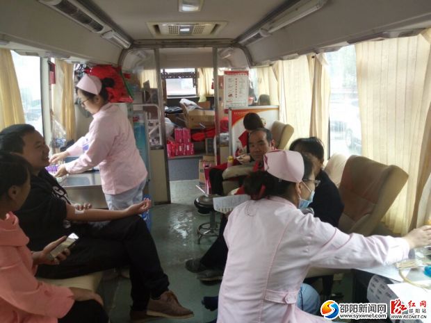 图为献血现场