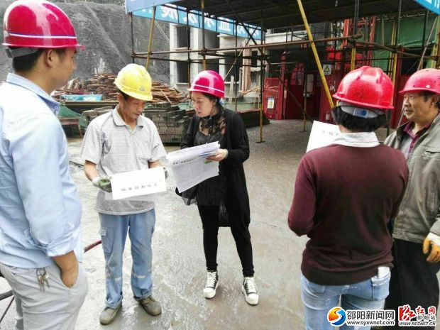 工作人员湖南华龙建筑工程有限公司工地进行工伤保险宣传。
