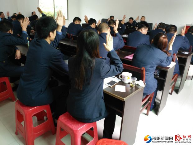全体职工举手表决会议的监管人员和计票人员
