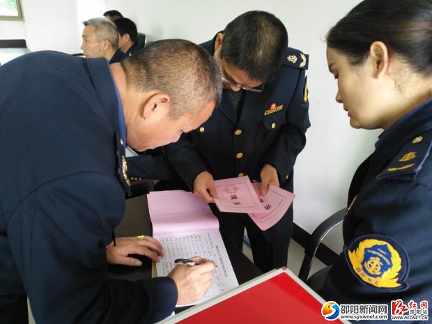 全体人员签字领取选民证