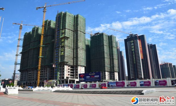 百姓广场北侧超高度100米的高层建筑群