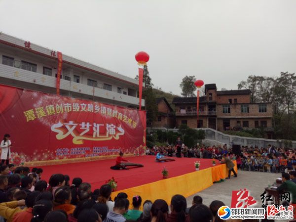 图为“潭溪镇创市级文明乡镇暨教育艺术节”文艺汇演现场图片1副本