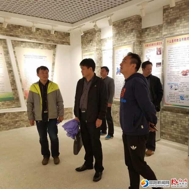 图为检查组在反邪教教育基地察看