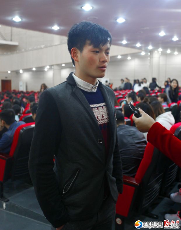 邵阳学院土木系大二的学生王毅正在向记者表示听完报告会后的感受。