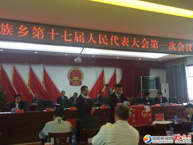 图为代表投票