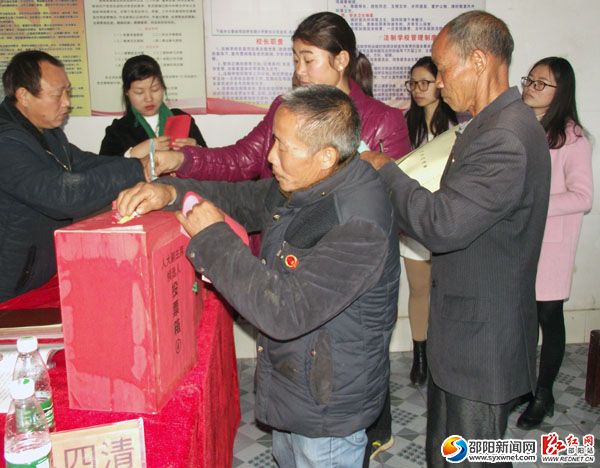 (人大代表在投上神圣的一票)