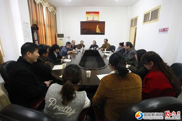 市失业保险处工作人员来到邵阳纺织机械有限责任公司开展失业保险政策保险宣传活动。