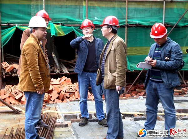 检查组对施工现场进行安全检查及记录