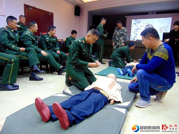 图为救护师在给消防官兵进行实操讲解