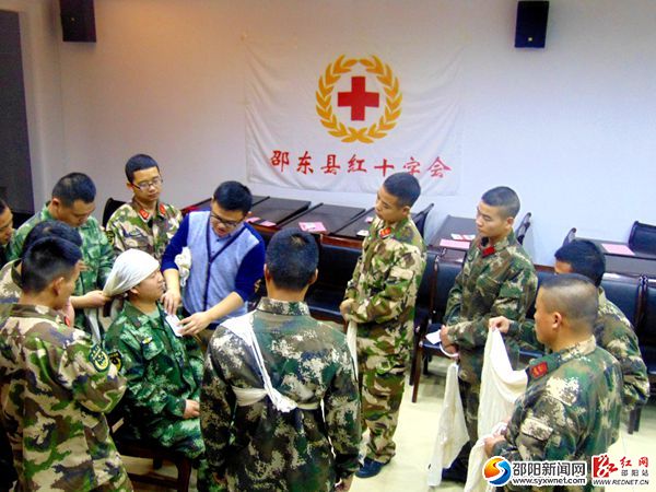图为创伤救护实际操作教学现场