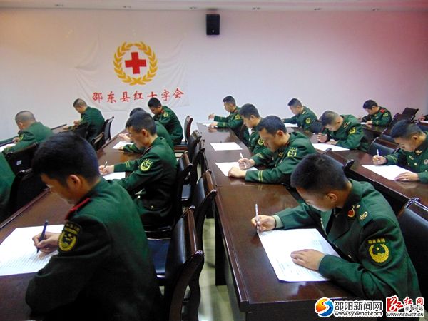 图为救护培训理论考试现场一角