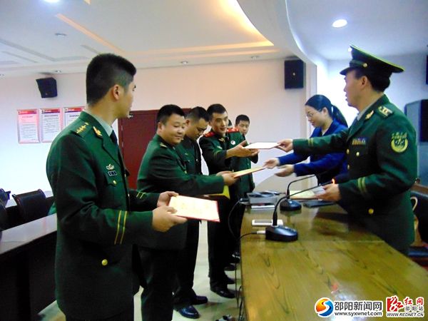 图为初级救护员培训班优秀学员领取荣誉证现场