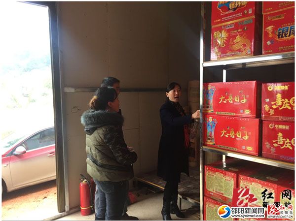图为常务副镇长谢丽娟带队在烟花爆竹经营店铺进行安全检查副本