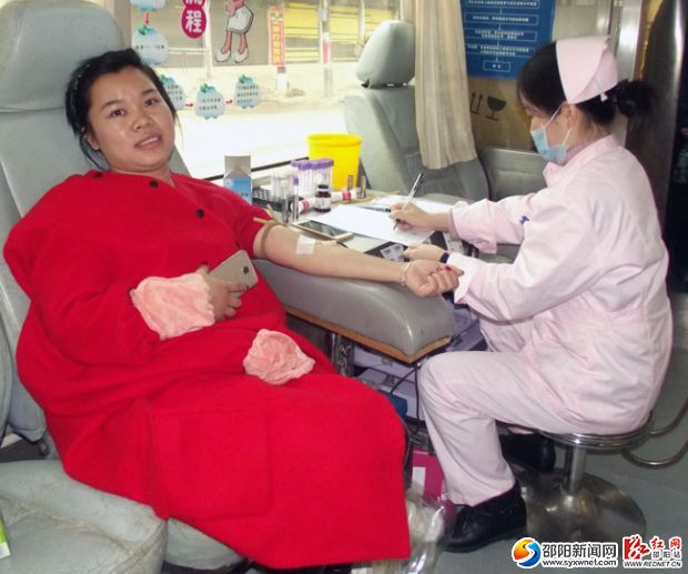长阳铺镇文达幼儿园老师王嗥(左)正在献血