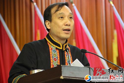 县人民政府县长杨博理代表县人民政府作工作报告
