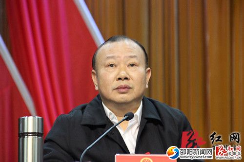 县委书记罗建南在主席台前排就座