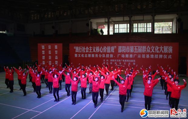 西湖桥下健身队演出的舞蹈《红马鞍》。