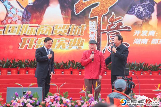 大兵、赵卫国等正在表演诙谐有趣的小品。