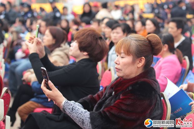 在场的客商和观众们纷纷拿起收起拍照。