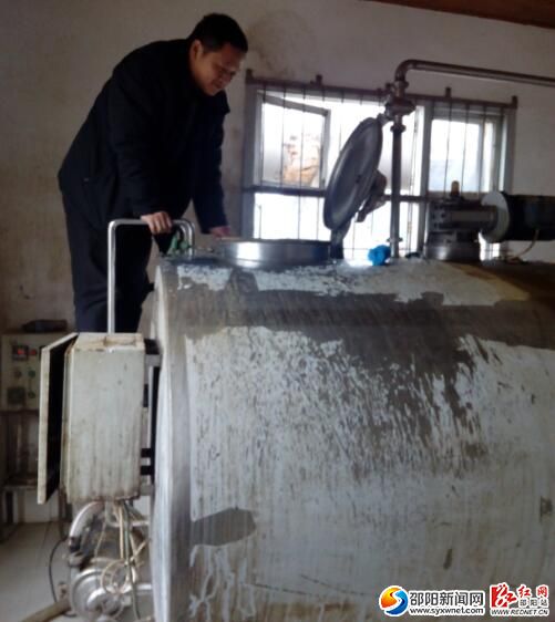 11月30日,市畜牧水产局在儒林清溪奶牛场抽取生鲜乳样品。